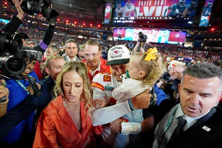 Quarterback Patrick Mahomes nach der siegreichen Super Bowl mit seiner Frau Brittany und seiner Tochter Sterling.USA-Today, Reuters, afp