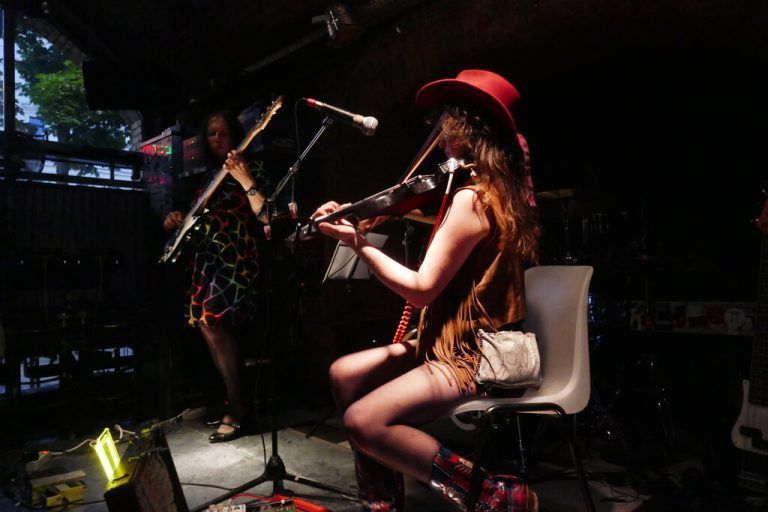 Roxanne Szankovich „Toxic Violin“ ist Geigerin der anderen Art, sie vermengt lustvoll Einflüsse aus ihrem klassischen Violinstudium, dem Heavy- und Psychedelic Rock und dem Folk und erschafft ihren ganz eigenen Sound.M. Wohlmuth