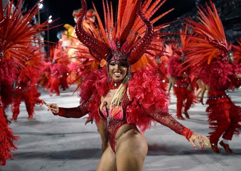 Sechs der Top-Schulen zogen am letzten Tag des Wettbewerbs durch das Samba-Stadion. afp