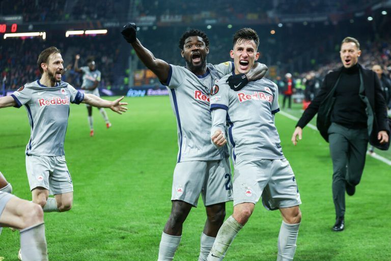 Sekou Koita feiert mit Nicolas Capaldo dessen Siegtreffer. Auch Kapitän Andreas Ulmer (links) und Trainer Matthias Jaissle stürmen auf den Goldtorschützen zu.gepa