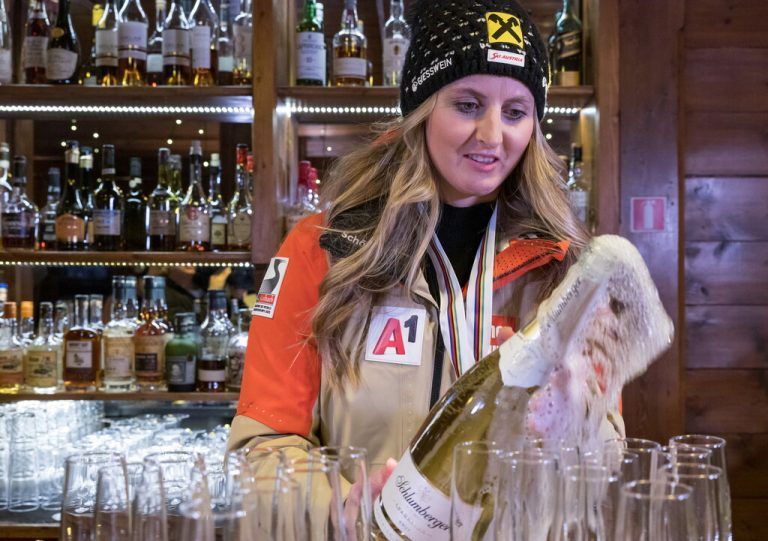 Sekt durfte auf der Silber-Party natürlich nicht fehlen.apa