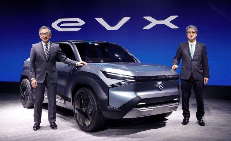 Suzuki Suzuki hat eine neue globale Zukunfts- und Wachstumsstrategie vorgestellt, die unter anderem CO2-Neutralität als Fernziel und mittelfristig eine Modelloffensive mit New-Energy-Fahrzeugen bis 2030 skizziert. Bislang machte Suzuki einen großen Bogen um das Thema E-Mobilität. Die Neuausrichtung sieht die Einführung erster elektrisch angetriebener Autos und Zweiräder ab 2024 vor. Das Elektro-Angebot soll rasch ausgebaut werden. Die Offensive mit batteriebetriebenen E-Autos sieht in Europa vor allem Modelle im SUV- und B-Segment vor.