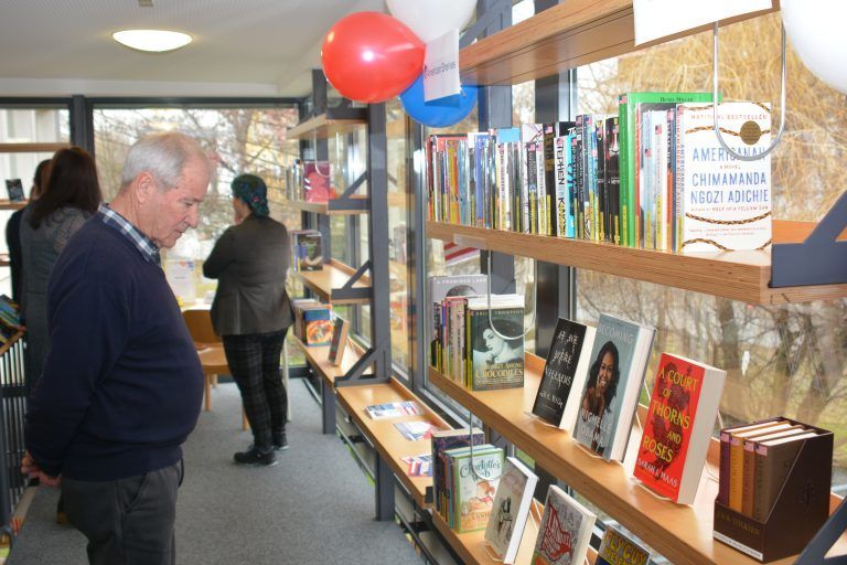 Büchereiobmann Urs Riesner schaut sich das "American Shelf" an.