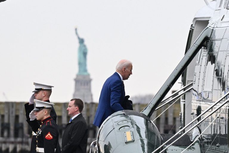 US-Präsident Joe Biden geht an Bord von Marine One, bevor er von der Wall Street Landezone in Lower Manhattan in New York abfliegt. AFP