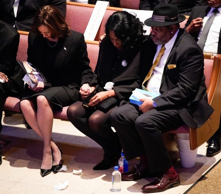 US-Vizepräsidentin Kamala Harris (links) hielt beim Begräbnis von Tyre Nichols die Hand seiner Mutter. Er starb durch Polizeigewalt. AFP