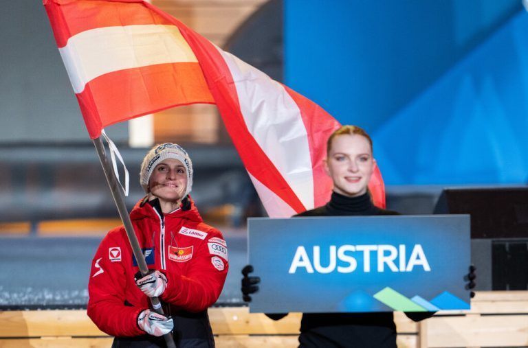 Voller Stolz trägt Eva Pinkelnig bei der Eröffnungsfeier die österreichische Fahne.gepa