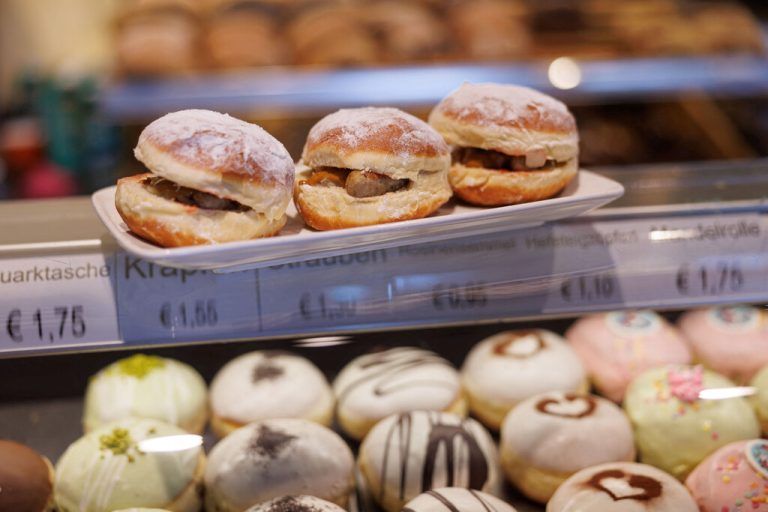 Wo es den einen gruselt, greift der andere neugierig zu. Florian Pekmanns Wurst-Krapfen gehen viral. Reuters