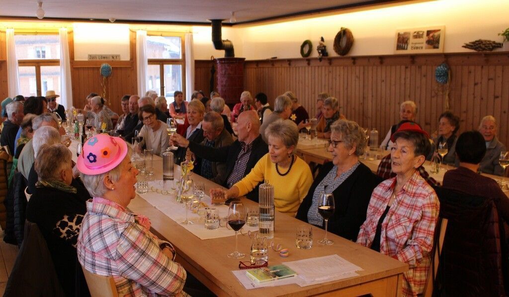 Haubengekrönter Löwen in Au bekommt adeligen Besuch