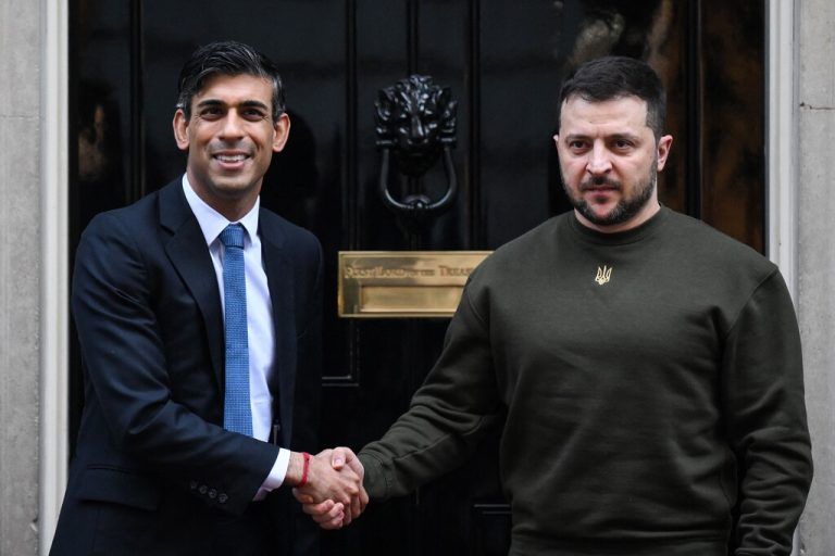 Wolodymyr Selenskyj hat am Mittwoch bei seinem Besuch in London bei Premierminister Sunak Großbritannien als eines der ersten Länder gefeiert, das die Ukraine nach dem Einmarsch Russlands unterstützte. AFP