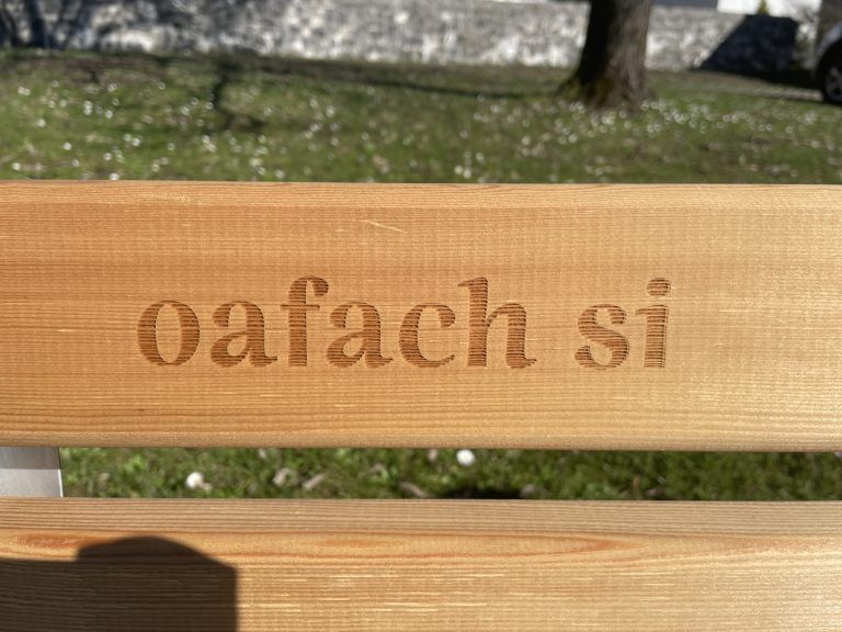 15 neue "Dorfbänkle" laden in Röthis zum Verweilen ein. 