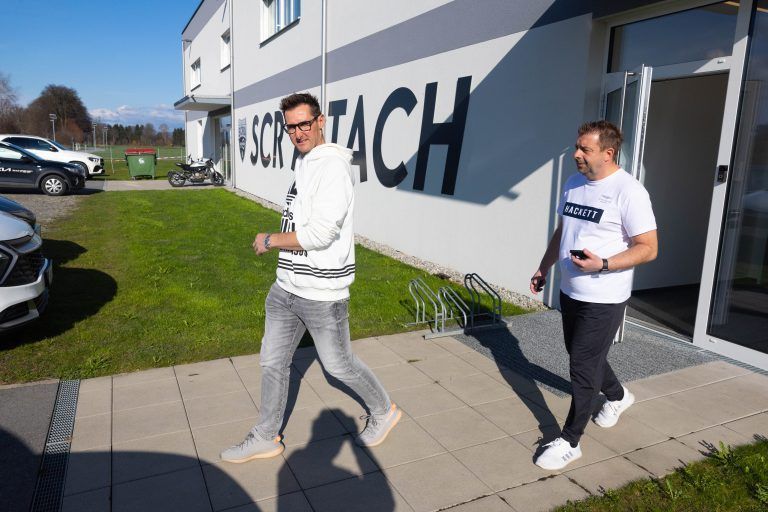 Miroslav Klose und Slaven Skeledzic verließen nach der Entscheidung gemeinsam den Trainingscampus. VN/Hartinger
