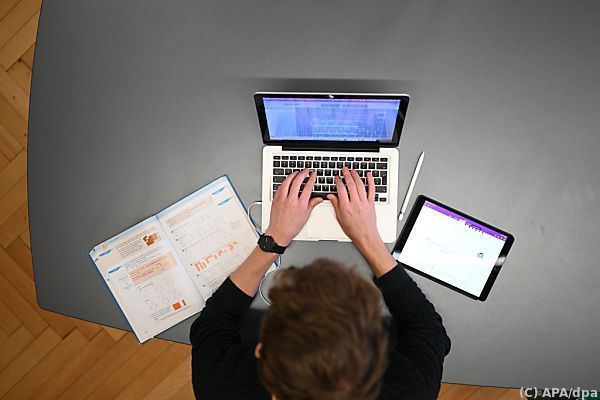 Hälfte der Schüler im Umgang mit Technologie sicher