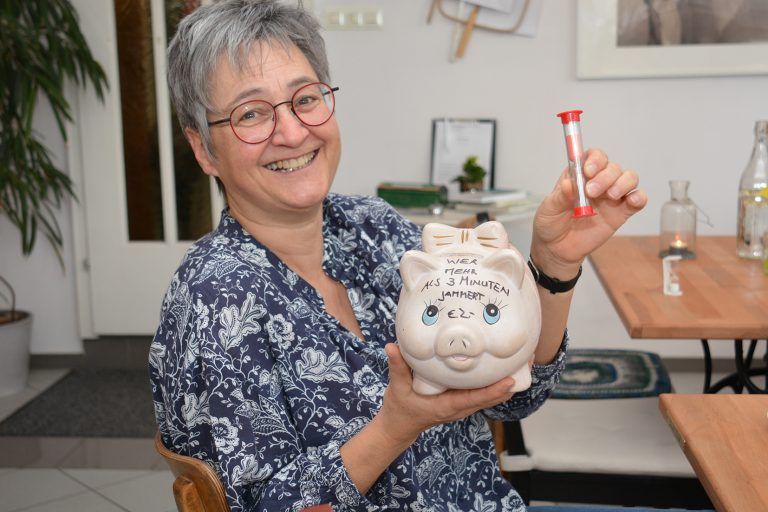 Angelika Büchele-Herburger mit dem Jammer-Schweinderl.
