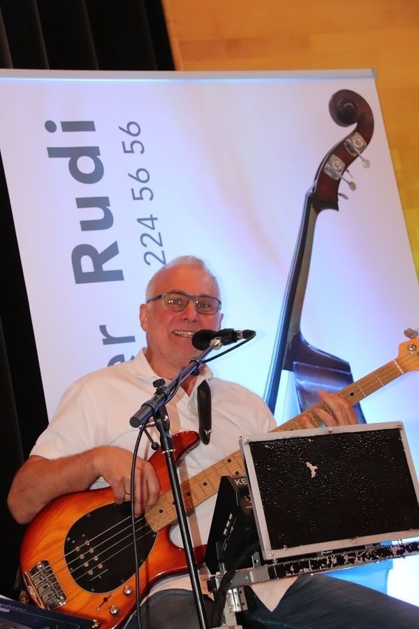 Rudi Lässer unterhielt die Anwesenden mit seiner Musik.