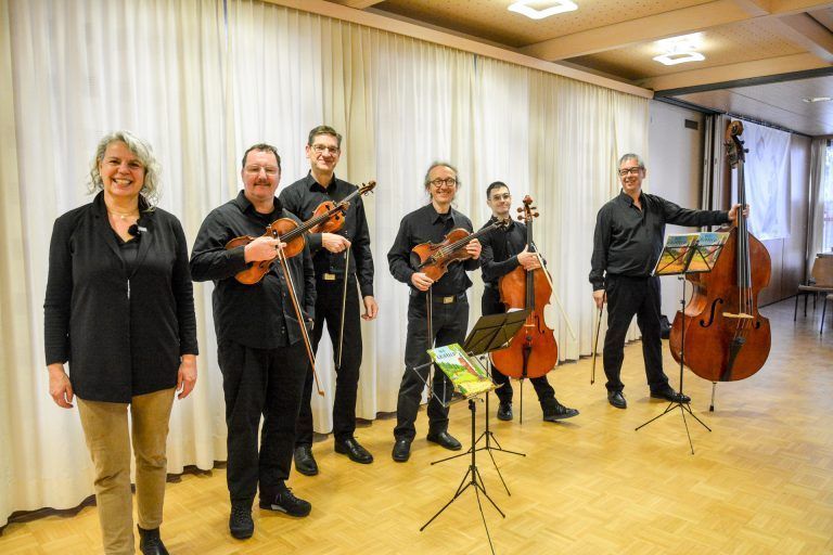 Doris Glatter-Götz (v.l.), Klaus Nerdinger, Markus Ellensohn, Marcus Hartmann, Lukas Putz und Song Choi führten für die Kinder den „Grüffelo“ auf. bvs/2