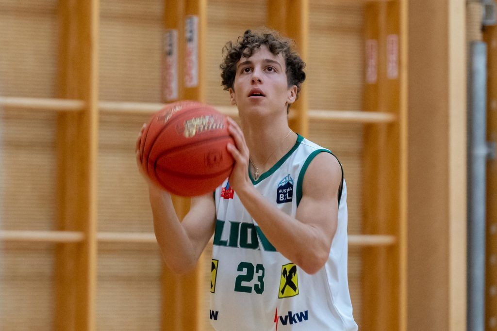 Junges Löwenrudel  auf Beutejagd