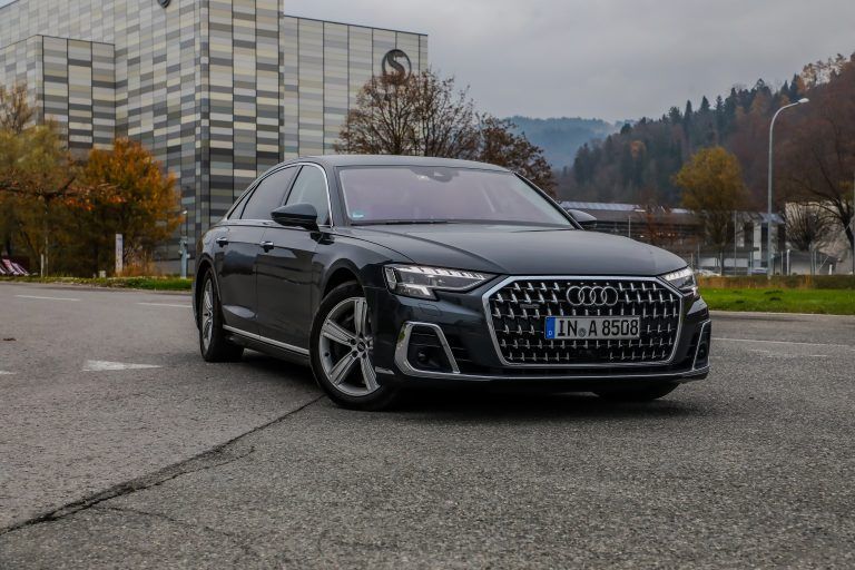 Mehr Luxus geht kaum: Audi hat den A8 aufgewertet. Optisch sticht vor allem der neue Kühlergrill hervor. VN/Steurer