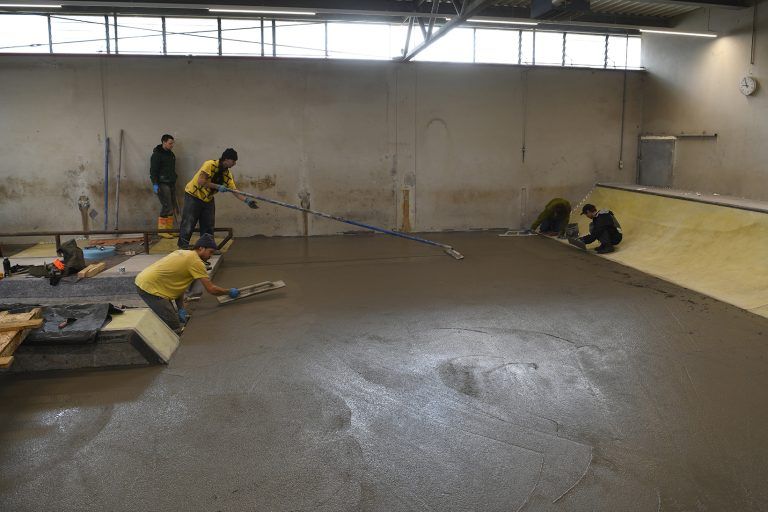 Der Boden wird betoniert.