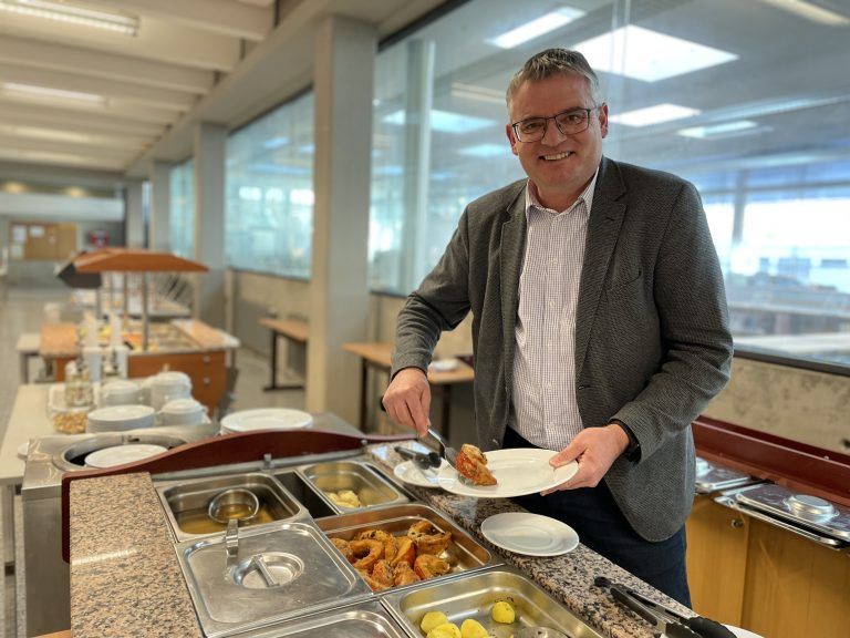 Hat gut lachen: Christoph Prugger, Direktor des Gymnasiums Feldkirch-Rebberggasse, freut sich über zahlreiche Anmeldungen. <span class="copyright">Hummer</span>