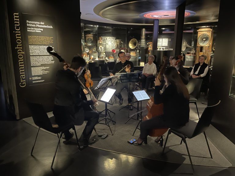 Lamentationes: „forum’s broken consort“ spielte im Grammophonicum der Museumswelt.