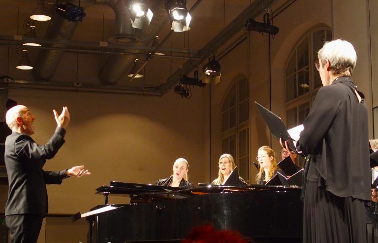 Benjamin Lack mit Chorsängerinnen.