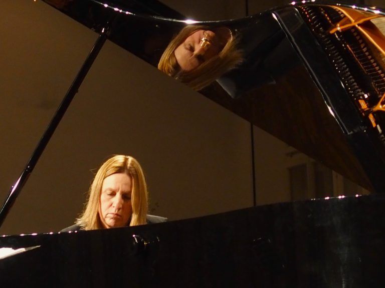 Die an der Stella Vorarlberg Privatuniversität tätige Pianistin und Klavierpädagogin Anna Adamik hat alle Lieder begleitet und zwei Solostücke von Chopin gespielt.