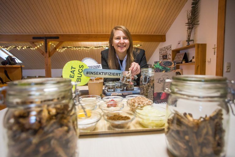 Anja Sieghartsleitner setzt in ihrer Küche unter anderem auf Grillen und Heuschrecken. VN/Steurer
