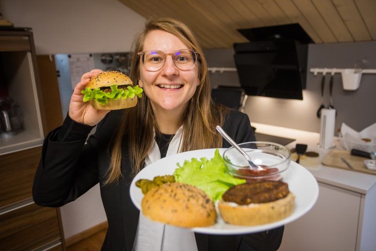 Sieghartsleitner zeigt in ihren Workshops unter anderem, wie Insektenburger gelingen. VN/Steurer