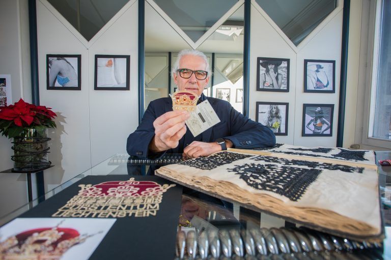 Markus Hämmerle, Geschäftsführer von Hämmerle & Vogel. Das Unternehmen erregt mit technischen Innovationen (z. B. gestickten Briefmarken) immer wieder Aufsehen und ist seit Jahrzehnten am Hotspot Paris ein gefragter Spezialist. <span class="copyright">VN/Steurer</span>