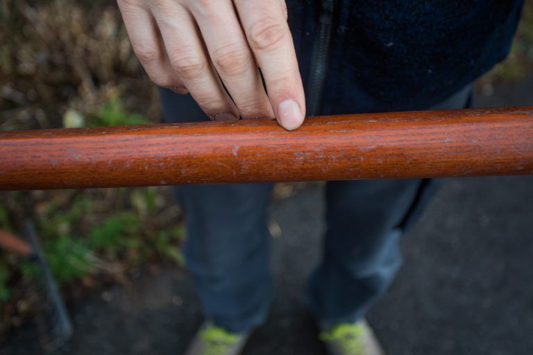 Hobbygärtner sollten genau auf die Maserung im Holzstiel achten.