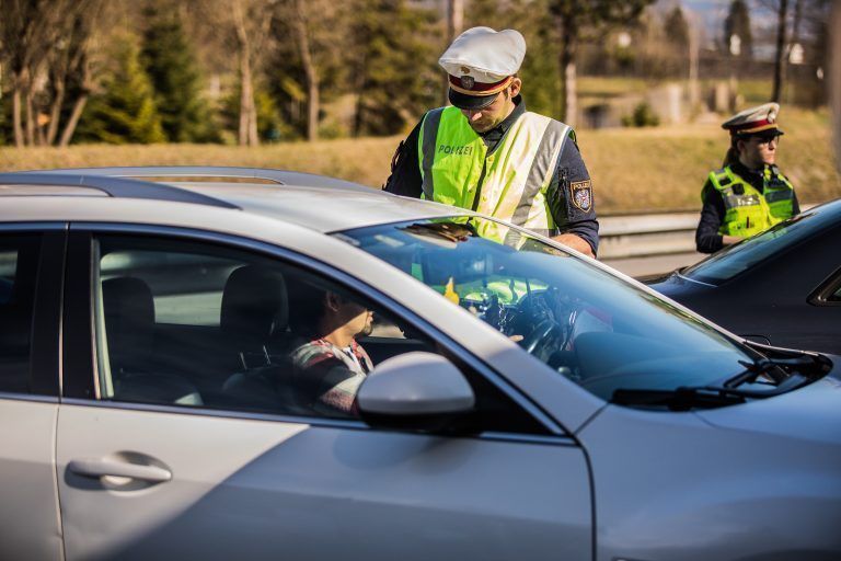 In Österreich werden unter anderem verstärkte Verkehrskontrollen erwogen. <span class="copyright">Symbolbild/Steurer</span>