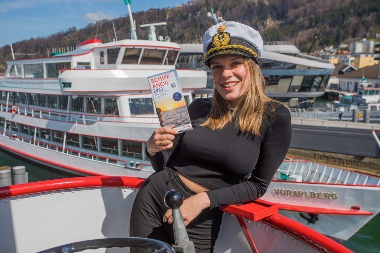 Schiff ahoi! Norea aus Höchst wirft schon mal einen Blick in den neuen Fahrplan. <span class="copyright">VN/Steurer</span>