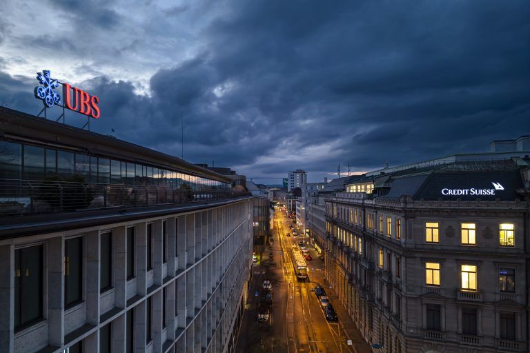 Bisher nur Nachbarn, jetzt in der gleichen Mannschaft: UBS (li.) und Credit Suisse als „Monsterbank“.APA