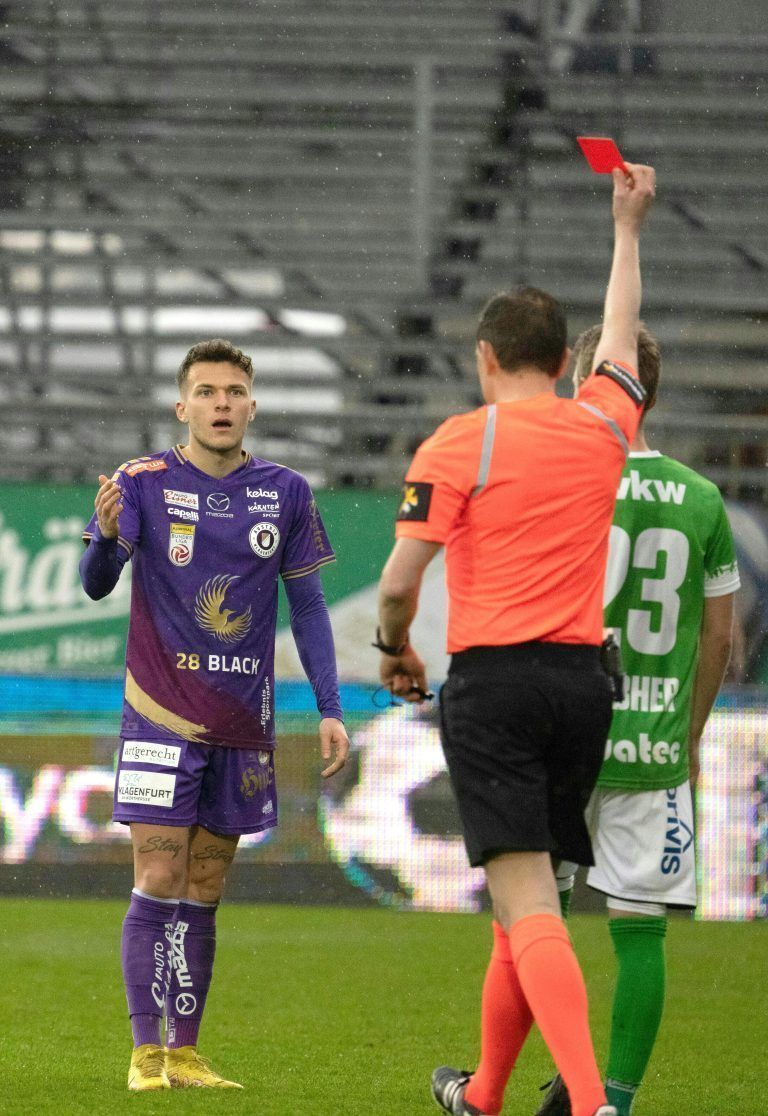 Florian Rieder sah bereits nach drei Minuten die glatt rote Karte für ein Foul an Daniel Tiefenbach. <span class="copyright">apa</span>