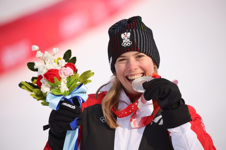 Ein unvergleichliches Erlebnis für Katharina Liensberger: Ein "Biss" in die Olympiamedaille. <span class="copyright">gepa</span>