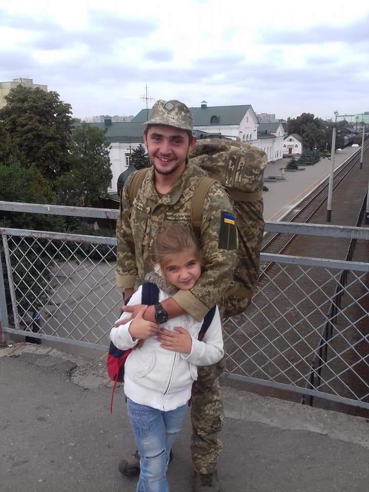 Alexej mit Ulana, Svetlanas Tochter. Er ist seit neun Jahren Berufssoldat. Was das heißen kann, weiß der 27-Jährige spätestens jetzt.
