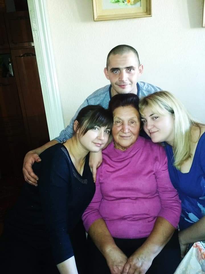 Alexej ist ein Familienmensch. Dieses Bild zeigt ihn mit seinen Schwestern Anna und Svetlana und Großmutter Maria.