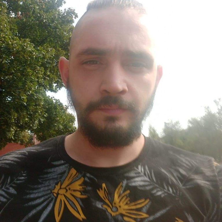 Ein Bild von Alexej aus Kriegstagen. Der 27-Jährige hat sich total verändert. Er lacht nicht mehr und ist sehr ernst geworden.