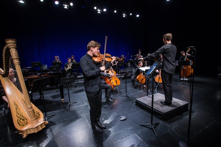 Das Orchester mit Tobias Grabher und Fridolin Schöbi bei einem der letzten Auftritte im Theater Kosmos. <span class="copyright">Stiplovsek</span>