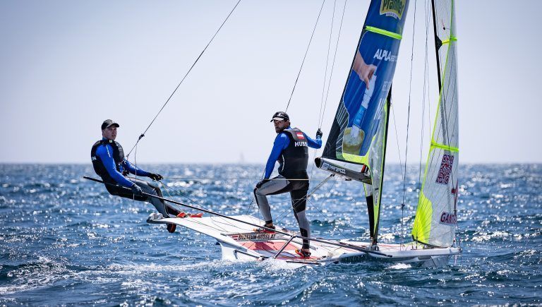 Lange Gesichter bei Benjamin Bildstein (l.) und David Hussl nach der mageren Ausbeute am dritten Wettkampftag bei den Pre Olympics vor Marseille.World Sailing