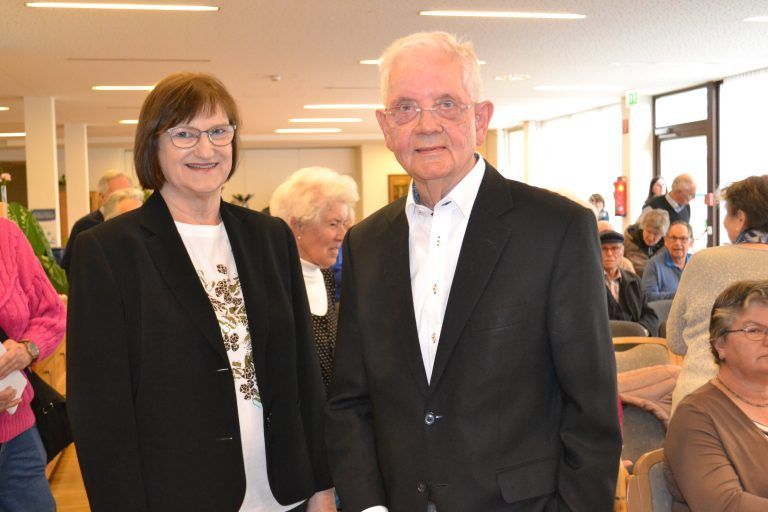 Die neue Obfrau des Krankenpflegevereins Bludenz Gerhild Feuerstein sowie Hans Mayr, der bisherige Obmann. Hans Mayr erhielt zu seinem Abschied als Obmann des Krankenvereins Bludenz Standing Ovations.