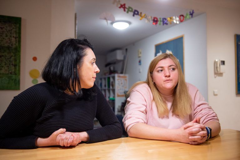 Svetlana mit Übersetzerin Kira Dür (l). Jeden Tag bangt die Familie um das Leben von Alexej.