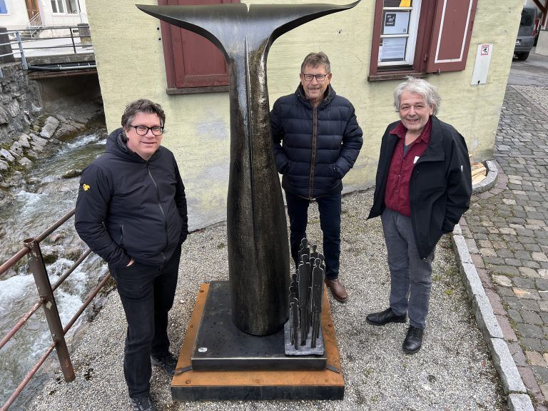 Dieter Heidegger (l.), Künstler Richard Blaas und Günther Blenke luden zur Vernissage an den Emsbach. Franc