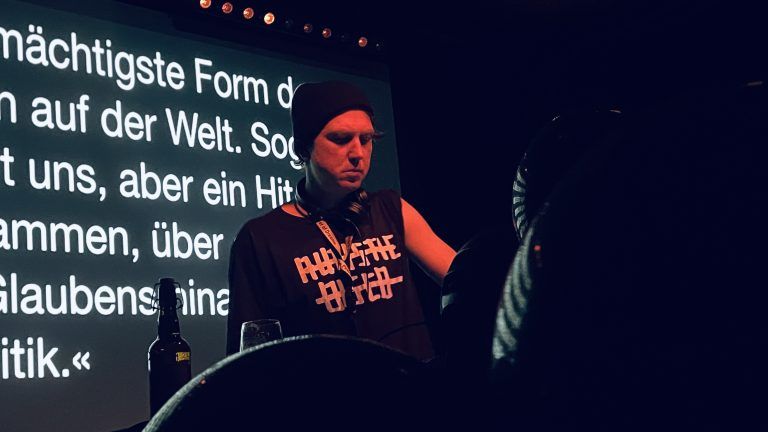 Lars Eidinger hat viele Leidenschaften, unter anderem legt er gerne als DJ auf. <span class="copyright">Miriam König</span>