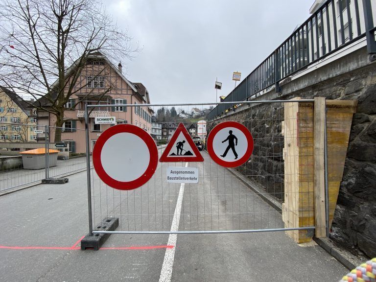 Die Heilig-Kreuz-Brücke und die Kapfstraße sind nun gesperrt. <span class="copyright">VN/Haller</span>