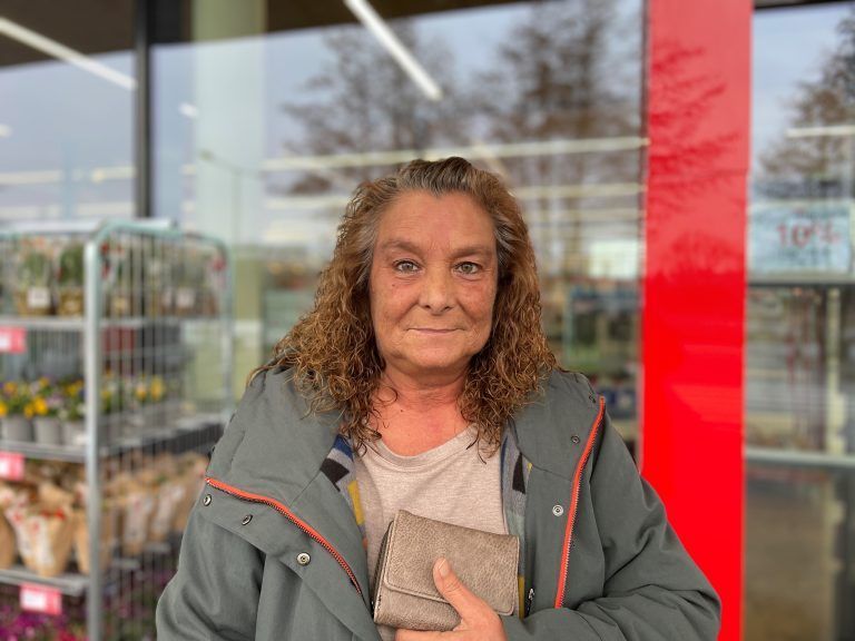 Gabi Töplitzer (58) hat aufgrund der stark gestiegenen Preise ihr Kaufverhalten angepasst.<span class="copyright"> VN/Ertl</span>