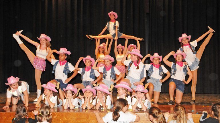 Hi-Ha-Howdy hieß es beim Wild-West-Showtanz der Mufängar Garde aus Hard.<span class="copyright"> AJK</span>