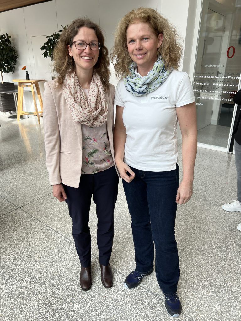 Hebamme Bernadette Brieskorn und Fotografin Gabi Malin.