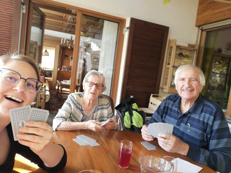Gerne spielt sie mit ihren Großeltern ­Karten. Sieghartsleitner