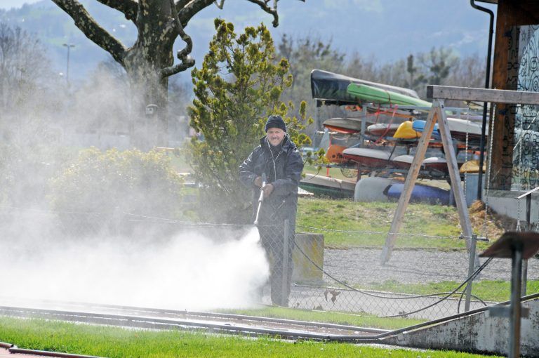 Auch der Minigolfplatz beim Strandbad Hard wird wieder betriebsbereit gemacht. <span class="copyright">AJK</span>